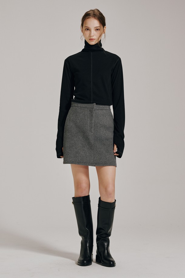 차콜 컬러의 울 미니 스커트입니다. 가을, 겨울 시즌에 어울리는 두꺼운 울 소재로 제작되어 따뜻하고 포근한 착용감을 선사합니다. H라인 슬림핏 디자인으로 미니멀하고 시크한 스타일을 연출하며, 베이직한 디자인으로 다양한 상의와 매치하기 좋습니다. 오피스룩, 출근룩, 모임룩 등 TPO에 구애받지 않고 폭넓게 활용할 수 있습니다. 뻣뻣한 촉감으로 핏을 잡아주어 세련된 실루엣을 완성합니다.
