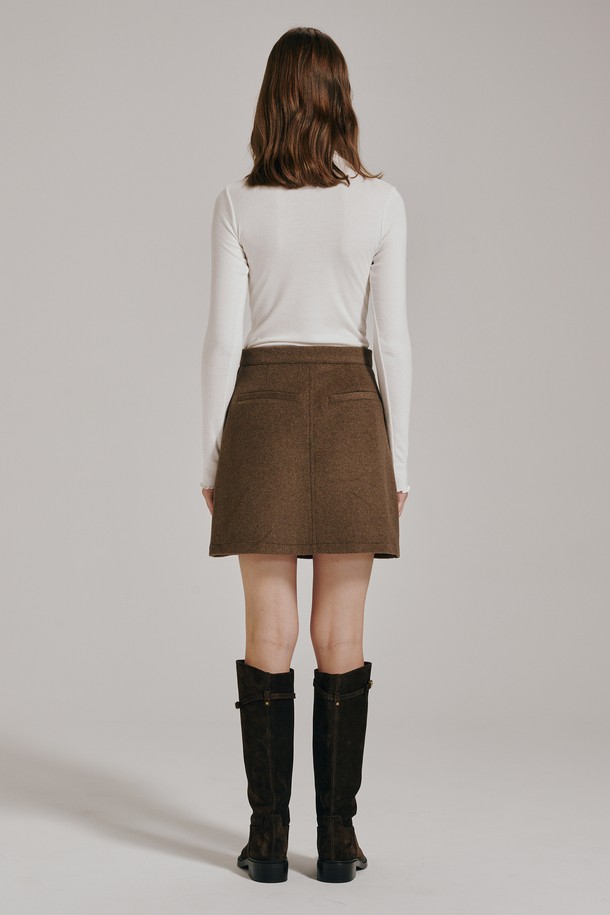 **울 미니 스커트 - 브라운**

가을, 겨울 시즌에 어울리는 여성용 울 미니 스커트입니다. 부드러운 촉감의 울 소재로 제작되어 따뜻하고 편안하게 착용할 수 있습니다. 베이직하고 미니멀한 디자인에 A라인 핏으로, 다양한 상의와 매치하여 데이트룩, 모임룩, 출근룩 등 다채로운 스타일을 연출할 수 있습니다. 기본 디자인과 심플한 실루엣으로 유행을 타지 않아 오랫동안 활용 가능합니다. 브라운 컬러의 무지 패턴으로 어떤 옷에도 쉽게 코디할 수 있는 활용도 높은 아이템입니다.
