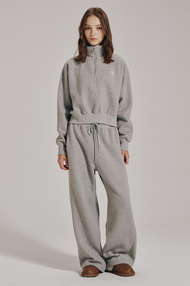 [기모] 하프 집업 크롭 스웻셔츠는 캐주얼하고 미니멀한 스타일을 연출하기 좋은 여성 상의입니다. 멜란지 그레이 컬러의 무지 디자인으로, 가을과 겨울에 따뜻하게 착용할 수 있습니다. 부드러운 기모 안감과 두꺼운 두께감으로 포근한 착용감을 선사하며, 하프넥과 하프 집업 디테일이 특징입니다. 레귤러핏 크롭 기장으로 제작되어 편안하면서도 스타일리시한 룩을 완성하며, 집콕룩이나 산책룩으로 활용하기 좋습니다. 긴 소매 기장으로 보온성을 높였습니다.
