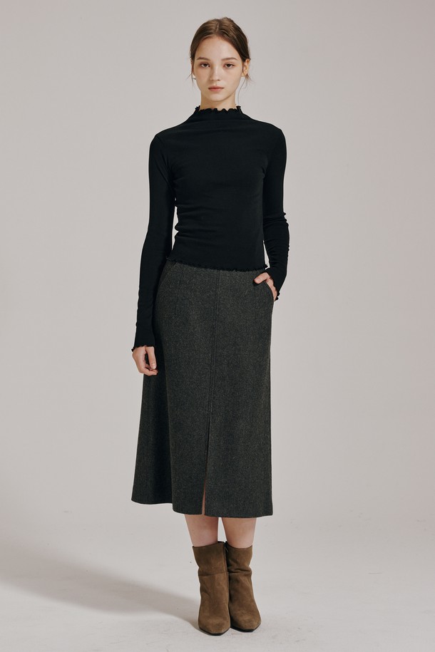 세련된 분위기를 연출하는 프릴 하프넥 티셔츠 (블랙)입니다. 부드러운 면 소재로 제작되어 편안한 착용감을 선사하며, 슬림핏 디자인으로 여성스러운 실루엣을 강조합니다. 하프넥 라인과 프릴 디테일이 더해져 베이직하면서도 여성스러운 포인트를 더했습니다. 봄, 가을, 겨울 계절에 활용 가능하며, 출근룩 또는 데이트룩으로 미니멀, 클래식, 걸리시 스타일을 연출하기 좋습니다. 긴 소매 기장으로 간절기에도 따뜻하게 착용할 수 있습니다.
