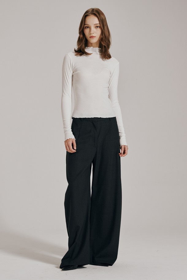 아이보리 컬러의 프릴 하프넥 티셔츠입니다. 부드러운 면 소재로 제작되어 편안한 착용감을 선사하며, 봄, 가을 시즌에 적합합니다. 레귤러 핏에 긴 소매 기장으로 여성스러운 실루엣을 연출합니다. 하프넥 디자인과 프릴 디테일이 페미닌한 무드를 더해 데이트룩, 모임룩, 클래식 또는 미니멀 스타일 모두에 잘 어울립니다. 얇은 두께감으로 간절기에도 부담 없이 착용하기 좋습니다.
