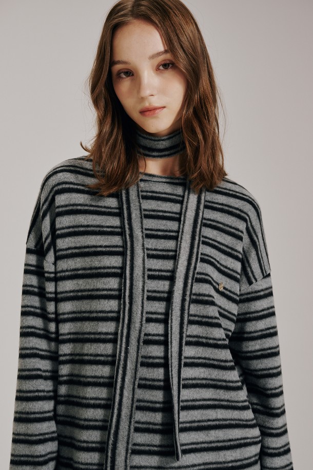 그레이 컬러의 스트라이프 스카프 니트 티셔츠입니다. 하프넥 디자인에 긴 소매 기장으로, 가을과 겨울철에 따뜻하게 착용하기 좋습니다. 부드러운 니트 소재로 제작되어 편안한 착용감을 선사하며, 루즈핏으로 캐주얼하고 베이직한 스타일을 연출합니다. 스카프 디테일이 더해져 포인트를 주어 출근룩을 포함한 다양한 일상 룩에 활용하기 좋습니다. 두꺼운 두께감으로 보온성을 높였습니다.
