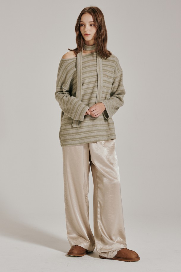 싱그러운 그린 컬러가 돋보이는 스트라이프 스카프 니트 티셔츠입니다. 부드러운 니트 소재로 제작되어 편안한 착용감을 선사하며, 레귤러핏으로 자연스러운 실루엣을 연출합니다. 간절기에 활용하기 좋은 얇은 두께감과 긴 소매 기장으로, 캐주얼한 무드를 더해줍니다. 스카프넥 디자인과 스트라이프 패턴이 만나 미니멀하면서도 클래식한 스타일을 완성합니다. 일상에서 세련된 포인트를 더할 수 있는 여성 니트 티셔츠입니다.
