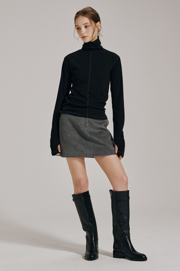 블랙 컬러의 스티치 터틀넥 워머 티셔츠입니다. 부드러운 면 소재로 제작되어 포근한 착용감을 선사하며, 가을/겨울 시즌에 적합합니다. 레귤러핏에 긴소매, 무지 패턴으로 미니멀하고 베이직한 스타일을 연출합니다. 두꺼운 두께감과 보온 기능을 갖춰 추운 날씨에도 따뜻하게 입을 수 있으며, 워머 디테일이 돋보입니다. 클래식하면서도 스타일리시한 룩을 완성해보세요.
