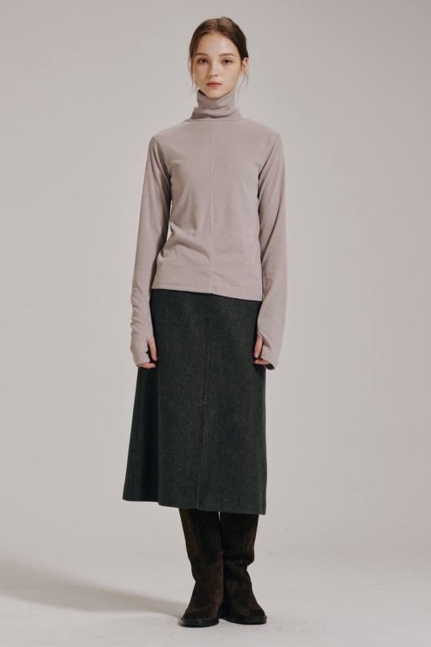 모던한 감각을 더한 스티치 터틀넥 워머 티셔츠입니다. 부드러운 면 소재에 도톰한 두께감으로 가을, 겨울철 따뜻하게 착용하기 좋습니다. 베이직한 디자인에 스티치 디테일로 포인트를 주어 클래식, 미니멀, 캐주얼 등 다양한 스타일을 연출할 수 있습니다. 출근룩, 모임룩 등 TPO에 구애받지 않고 활용 가능한 실용적인 아이템입니다. 레귤러핏으로 편안하게 착용 가능하며, 워머 기능으로 목을 따뜻하게 감싸줍니다.
