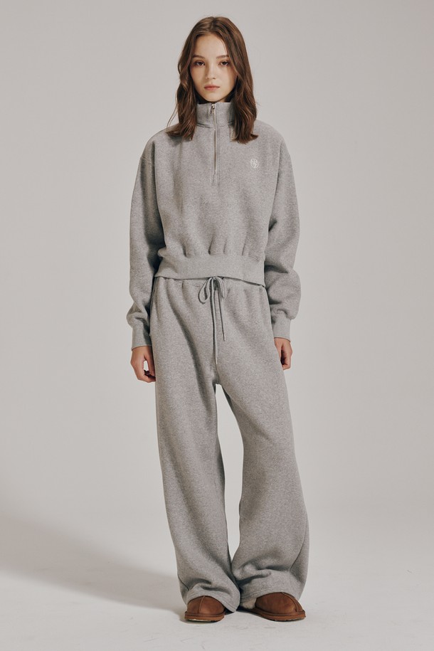 따뜻하고 포근한 [기모] 하프 집업 크롭 스웻셔츠 셋업 - 멜란지 그레이입니다. 부드러운 기모 안감으로 가을, 겨울철에도 따뜻하게 착용 가능하며, 일상복뿐만 아니라 집콕룩, 산책룩으로도 활용하기 좋습니다. 크롭 기장과 루즈핏으로 트렌디한 스타일을 연출하며, 하프넥 디자인이 포인트를 더합니다. 멜란지 그레이 컬러의 무지 디자인으로 어떤 스타일에도 쉽게 매치할 수 있으며, 캐주얼, 스포티, 미니멀한 무드를 연출하기에 좋습니다. 집업 방식으로 편안하게 착용할 수 있는 실용적인 셋업입니다.
