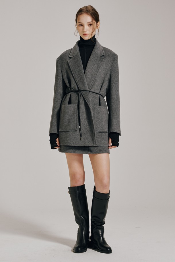 차콜 컬러의 울 벨티드 재킷입니다. 가을과 겨울에 착용하기 좋은 두꺼운 두께감의 오버핏 재킷으로, 벨트 디테일이 허리 라인을 잡아주어 클래식하고 시크한 무드를 연출합니다. 무지 디자인에 긴 소매 기장과 포켓 디테일로 실용성을 더했습니다. 오피스룩, 출근룩, 모임룩 등 다양한 TPO에 활용할 수 있습니다.
