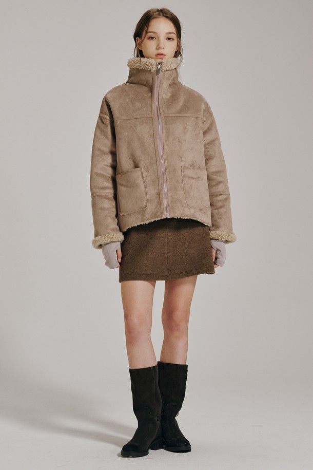 모카 컬러의 리버시블 스웨이드 무스탕입니다. 캐주얼 및 미니멀 스타일을 연출하기 좋으며, 가을과 겨울에 따뜻하게 착용할 수 있습니다. 부드러운 스웨이드 소재로 제작되어 편안한 촉감을 선사하며, 두꺼운 두께감으로 보온성을 높였습니다. 크롭 기장의 레귤러핏 디자인과 집업 여밈 방식으로 간편하게 착용할 수 있습니다. 양면 착용이 가능하여 다양한 스타일을 연출할 수 있는 실용적인 아우터입니다.
