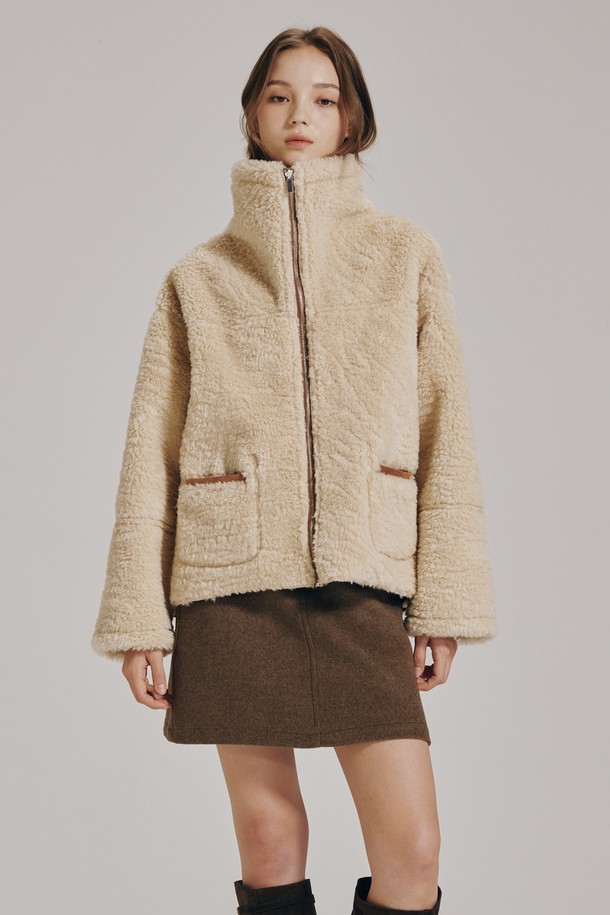 리버시블 스웨이드 무스탕 - 카멜은 여성용 아우터로, 가을과 겨울에 따뜻하게 입을 수 있는 제품입니다. 부드러운 스웨이드 소재와 안감의 퍼가 특징이며, 캐주얼 및 베이직 스타일을 연출하기 좋습니다. 무지 디자인에 루즈핏과 크롭 기장으로 편안함과 스타일리시함을 동시에 만족시킵니다. 집업 방식으로 간편하게 착용 가능하며, 리버시블 디자인으로 다양한 스타일 연출이 가능합니다.
