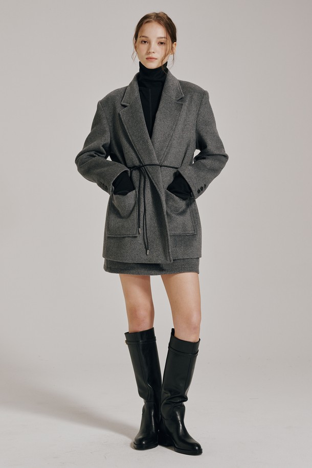 세련된 스타일을 완성하는 울 벨티드 재킷 셋업 - 차콜입니다. 미니멀하고 모던한 무드의 여성 아우터로, 가을과 겨울에 따뜻하게 착용할 수 있습니다. 부드러운 울 소재와 두꺼운 두께감으로 고급스러운 핏을 선사하며, 테일러드 카라와 벨트 세트가 특징입니다. 오버핏 크롭 기장으로 시크한 매력을 더하여 출근룩, 오피스룩, 모임룩 등 다양한 TPO에 활용 가능합니다.
