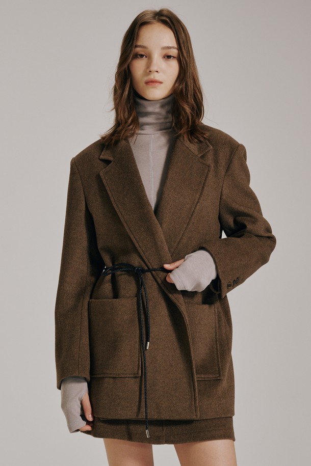**울 벨티드 자켓 셋업 - 브라운**

세련된 무드의 여성 울 벨티드 자켓 셋업입니다. 가을과 겨울, 두꺼운 울 소재로 따뜻하게 착용할 수 있으며, 레귤러 핏 디자인이 특징입니다. 브라운 컬러의 무지 패턴으로 클래식하고 미니멀한 스타일을 연출합니다. 허리 벨트로 포인트를 주어 시크한 분위기를 더하며, 오피스룩, 출근룩, 모임룩 등 다양한 TPO에 활용 가능합니다. 긴소매 자켓으로 세련된 룩을 완성해 보세요.
