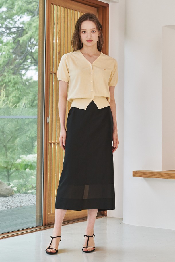 시스루 레이어드 스커트 - 블랙은 여성스러운 무드를 연출하는 데일리 스커트입니다. 얇고 부드러운 폴리에스테르 소재로 제작되어 여름철 시원하게 착용 가능하며, 미니멀한 디자인과 H라인 핏으로 시크한 스타일을 완성합니다. 시스루 레이어드 디테일이 돋보이며, 데이트룩이나 카페룩에 잘 어울립니다. 약간의 신축성으로 편안한 착용감을 선사하는 미디 기장의 블랙 스커트입니다.
