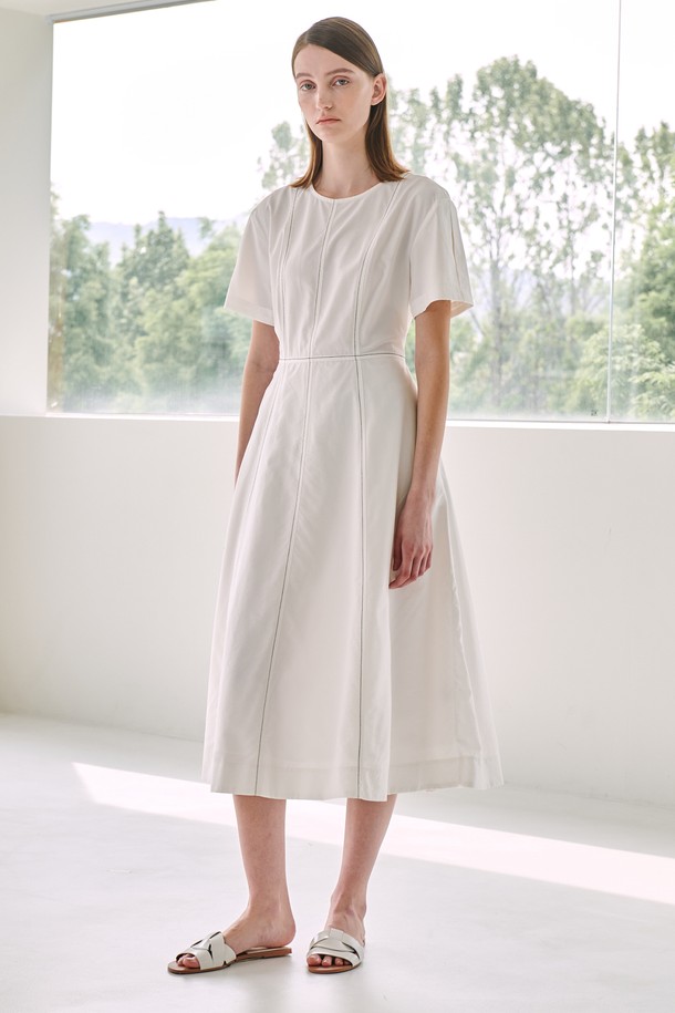 스티치 플레어 드레스 - 화이트는 부드러운 촉감의 나일론, 레이온 혼방 소재로 제작된 여성용 플레어 원피스입니다. 라운드넥 디자인에 반소매 기장이며, 중간 두께감으로 여름철 데일리 및 캐주얼 스타일링에 적합합니다. 스커트 부분 안감 처리가 되어 있으며, 콘트라스트 스티치 디테일이 특징입니다. 카페룩, 쇼핑룩 등 다양한 TPO에 미니멀, 캐주얼, 클래식 스타일로 연출할 수 있습니다.
