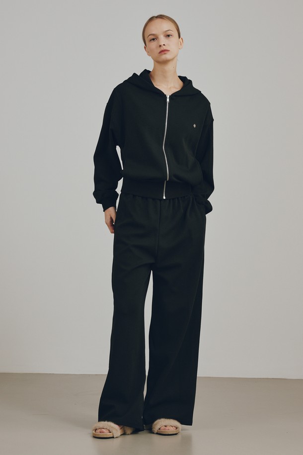 와이드 밴딩 코튼 팬츠는 편안함과 스타일을 모두 갖춘 데일리 팬츠입니다. 블랙과 멜란지 그레이 두 가지 색상으로 출시되어 어떤 상의와도 쉽게 매치할 수 있습니다. 면과 폴리에스테르 혼방 소재로 제작되어 부드러운 촉감과 적당한 두께감으로 사계절 내내 활용 가능합니다. 와이드 핏에 밴딩 허리 디자인으로 편안한 착용감을 제공하며, 신축성 있는 소재가 활동성을 높여줍니다.  Essential 후디 집업과 함께 세트로 착용하여 더욱 스타일리시한 룩을 연출할 수 있습니다.
