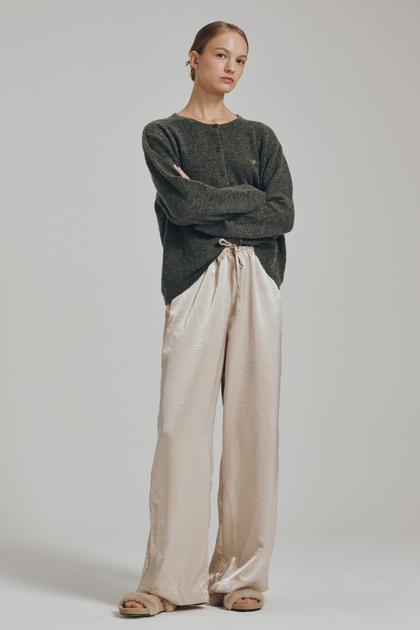 라이트 베이지 컬러의 새틴 밴딩 팬츠입니다. 부드러운 폴리에스테르 소재로 제작되어 편안한 착용감을 선사하며, 봄, 여름, 가을 시즌에 활용하기 좋습니다. 허리 스트링 디테일과 신축성 있는 허리 밴딩으로 편안함과 스타일을 동시에 잡았습니다. 와이드 핏과 웨이브라이크 실루엣이 캐주얼하면서도 세련된 무드를 연출하며, 동네 마실룩, 카페룩, 여행룩 등 다양한 TPO에 매치하기 좋습니다. 미니멀, 클래식 스타일을 즐겨 입는 여성분들께 추천합니다.
