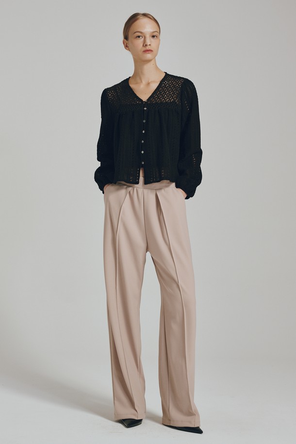 라이트 베이지 컬러의 원턱 밴딩 팬츠는 여성들을 위한 편안하고 스타일리시한 데일리 팬츠입니다. 봄, 가을 시즌에 적합하며, 미니멀하고 베이직한 스타일을 연출할 수 있습니다. 부드러운 폴리에스테르와 스판덱스 혼방 소재로 제작되어 신축성이 뛰어나고 편안한 착용감을 제공합니다. 허리 밴딩과 원턱 디테일로 활동성을 높였으며, 깔끔한 루즈핏 실루엣을 선사합니다. 동네 마실룩, 카페룩 등 다양한 TPO에 활용하기 좋으며, 미니멀, 캐주얼, 클래식 스타일을 즐기는 분들께 추천합니다.
