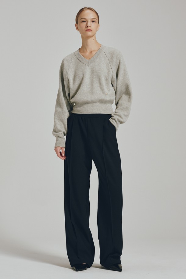 "원턱 밴딩 팬츠 - 딥 네이비"는 편안함과 스타일을 모두 갖춘 여성용 바지입니다. 딥 네이비 컬러의 무지 디자인으로, 출근룩부터 데이트룩까지 다양한 TPO에 활용 가능합니다. 모던, 미니멀, 클래식 스타일을 선호하는 분들께 적합하며, 사계절 내내 착용할 수 있는 중간 두께감의 긴 기장 바지입니다. 릴랙스핏 일자핏으로 편안한 착용감을 선사하며, 밴딩 허리 디자인과 앞턱 디테일이 특징입니다. 폴리에스테르와 스판덱스 혼방 소재로 제작되어 부드러운 촉감과 뛰어난 신축성을 자랑하며, 비침 걱정 없이 클린한 실루엣을 연출합니다.
