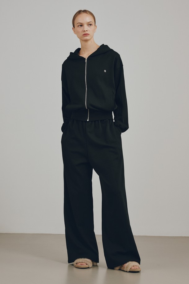 에센셜 후드 집업 - 블랙은 베이직하고 캐주얼한 스타일의 남녀 공용 후드 집업입니다. 면 66%와 폴리에스터 34% 혼방 소재로 제작되어 부드러운 촉감과 적당한 두께감을 자랑하며, 사계절 내내 활용하기 좋습니다. 릴랙스 핏으로 편안한 착용감을 선사하며, 가슴 로고 장식이 디자인의 포인트입니다. 집업 스타일로 간편하게 입고 벗을 수 있으며, 신축성이 있어 활동성 또한 보장합니다. 동네 마실룩이나 집콕룩으로 활용하기 좋은 데일리 아이템입니다.
