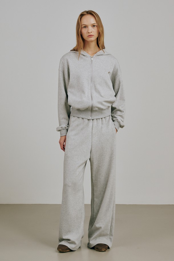 **에센셜 후드 집업 - 멜란지 그레이**는 부드러운 촉감의 릴랙스 핏 후드 집업입니다. 면 66%와 폴리에스터 34% 혼방 소재로 제작되어 사계절 내내 활용 가능합니다. 가슴 부분의 로고 장식이 포인트이며, 안감은 없습니다. 무지 디자인에 멜란지 그레이 컬러로 어떤 스타일에도 잘 어울립니다. 일상, 집콕, 산책 등 다양한 TPO에 캐주얼하고 미니멀하게 연출하기 좋습니다.
