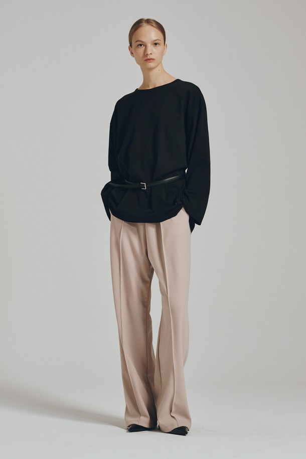 블랙 색상의 롱슬리브 오버핏 티셔츠입니다. 면, 폴리에스테르, 스판덱스 혼방 소재로 제작되어 부드러운 촉감과 편안한 착용감을 제공합니다. 라운드넥 디자인에 긴 소매 기장으로, 봄, 가을, 겨울 다양한 계절에 활용 가능합니다. 베이직하고 미니멀한 스타일로, 박스핏 실루엣과 프리미엄 립 마감 디테일이 돋보입니다. 겨울 데일리룩에 활용하기 좋은 아이템입니다.
