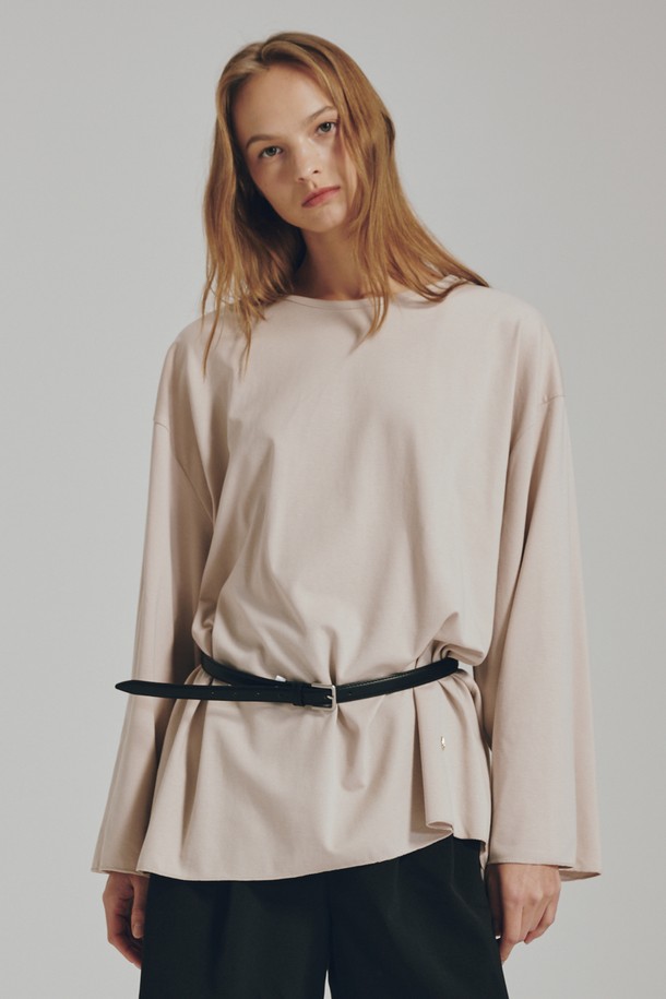 라이트 베이지 색상의 롱슬리브 오버핏 티셔츠입니다. 부드러운 촉감의 프리미엄 코튼 혼방 원단으로 제작되어 편안한 착용감을 선사합니다. 베이직하고 미니멀한 스타일로, 다양한 룩에 활용하기 좋습니다. 라운드넥에 긴소매 디자인이며, 중간 두께감으로 간절기부터 초겨울까지 착용하기 좋습니다. 인터록 마감 처리로 깔끔하며 모던한 실루엣을 연출합니다.
