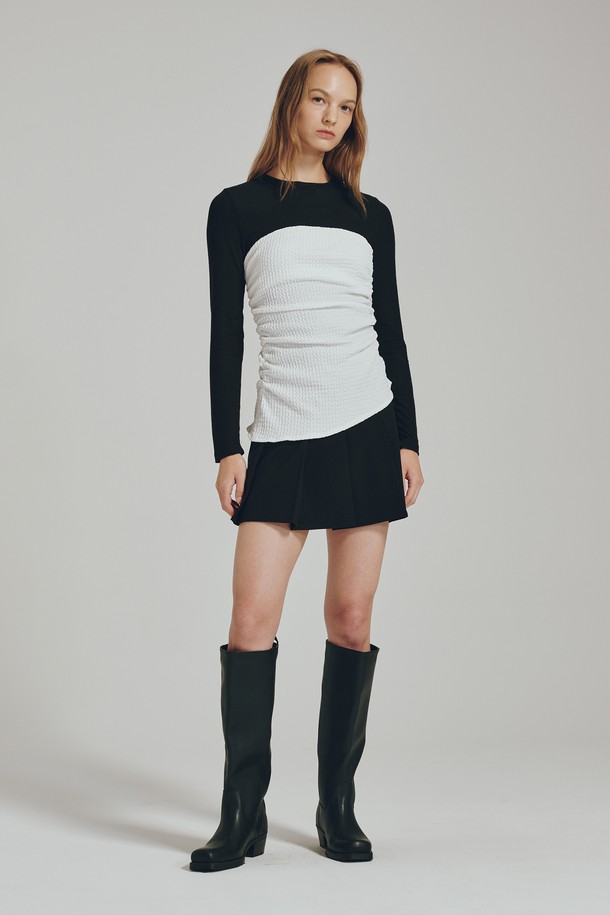 뷔스티에 탑 + 롱 슬리브 세트 - 블랙은 여성 의류 상의로, 일상, 데이트룩, 모임룩에 어울리는 베이직 스타일의 제품입니다. 블랙과 그레이 두 가지 색상으로 출시되었으며, 사계절 내내 착용 가능합니다. 레귤러 핏의 뷔스티에 탑과 리브드 소재의 긴소매 티셔츠가 세트로 구성되어 실용성을 높였습니다. 폴리에스테르, 레이온, 스판덱스 혼방의 부드러운 촉감과 신축성으로 편안한 착용감을 선사하며, 약간의 비침이 있을 수 있습니다. 미니멀, 캐주얼, 클래식 스타일을 즐기는 분들께 추천합니다.
