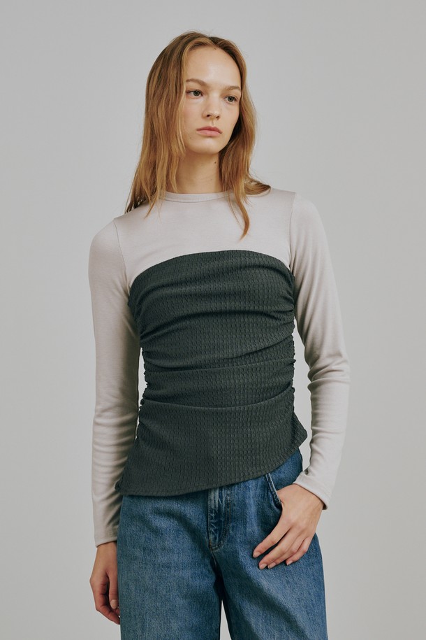 뷔스티에 탑 + 롱 슬리브 세트 - 그레이는 모던하고 베이직한 스타일을 추구하는 여성들을 위한 상의 세트입니다. 슬림 핏의 크롭 기장 뷔스티에 탑과 긴소매 롱 슬리브가 함께 구성되어 사계절 내내 활용 가능합니다. 부드러운 촉감의 폴리에스테르, 레이온, 스판덱스 혼방 소재로 제작되었으며, 립 디테일과 실리콘 마감 처리가 돋보입니다. 무지 디자인에 스퀘어넥 라인으로 세련된 느낌을 더하며, 데이트룩, 모임룩, 카페룩 등 다양한 TPO에 맞춰 미니멀, 클래식, 시크한 스타일을 연출할 수 있습니다. 단품으로도 착용 가능하여 실용성을 높였습니다.
