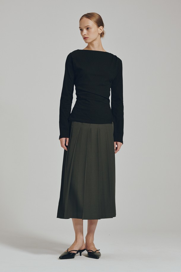 보트넥 드레이프 티셔츠 - 블랙은 여성스러운 실루엣을 강조하는 티셔츠입니다. 부드럽게 드레이핑된 디테일이 특징이며, 사이드 지퍼로 포인트를 더했습니다. 봄, 여름, 가을 시즌에 착용하기 좋으며, 레귤러 핏으로 편안하게 몸에 감기는 착용감을 선사합니다. 면 소재로 제작되어 탄탄한 촉감을 느끼실 수 있으며, 모던하고 우아한 스타일을 연출합니다. 데이트룩, 미니멀, 클래식, 시크 스타일을 즐겨 입는 여성분들께 추천합니다.
