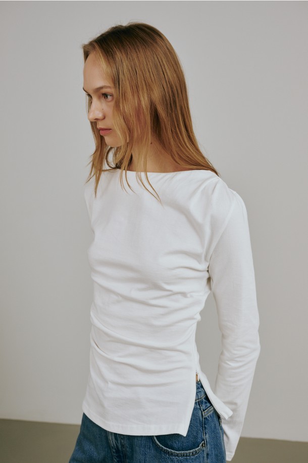 보트넥 드레이프 티셔츠는 여성스러운 실루엣을 연출하는 화이트 컬러의 티셔츠입니다. 부드러운 면 소재로 제작되어 편안한 착용감을 선사하며, 봄, 여름, 가을 계절에 활용하기 좋습니다. 보트넥 라인과 드레이프 디테일이 특징이며, 사이드 지퍼 디테일로 포인트를 더했습니다. 레귤러핏으로 제작되었으며 약간의 비침과 신축성이 있어 활동성을 높였습니다. 데이트룩, 카페룩, 모임룩 등 다양한 TPO에 미니멀하고 클래식한 스타일을 연출할 수 있습니다.
