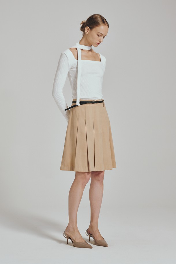 **스퀘어 넥 스카프 티셔츠 - 아이보리**

부드러운 촉감의 골지 소재로 제작된 여성용 티셔츠입니다. 스퀘어 넥 디자인과 긴 소매 기장으로 세련된 느낌을 더하며, 일상, 데이트룩 또는 카페룩에 활용하기 좋습니다. 봄, 여름 시즌에 어울리는 레귤러핏의 아이보리 컬러 티셔츠로, 스카프 세트 구성으로 다양한 스타일 연출이 가능합니다. 신축성 있는 폴리에스테르, 면, 레이온, 스판덱스 혼방 소재로 편안하게 착용할 수 있으며, 밴드로 보강된 네크라인이 특징입니다. 미니멀, 캐주얼, 클래식 스타일을 즐겨 입는 여성분들께 추천합니다.
