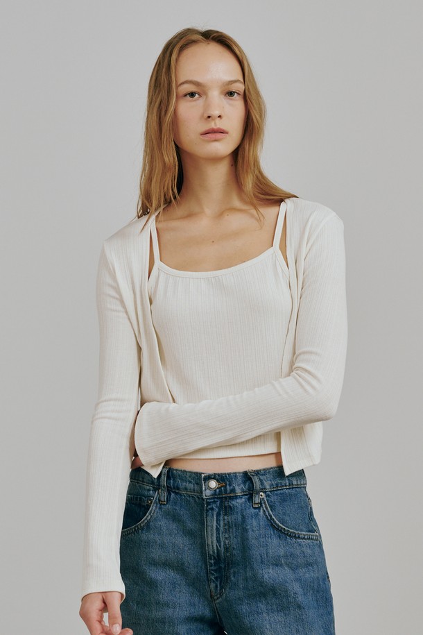 소프트 가디건 슬리브리스 세트 - 블랙은 페미닌하고 모던한 스타일을 연출하는 여성 의류 세트입니다. 부드러운 촉감의 폴리에스테르와 스판덱스 혼방 소재로 제작되어 신축성이 뛰어나 편안한 착용감을 선사합니다. 사계절 내내 활용 가능한 얇은 두께감과 통기성 좋은 소재로 제작되었으며, 크롭 기장의 가디건과 민소매 디자인으로 세련된 분위기를 더합니다. 데이트룩, 카페룩, 모임룩 등 다양한 TPO에 맞춰 미니멀, 클래식, 로맨틱한 스타일링을 완성해보세요. 무지 패턴의 슬림핏 디자인으로 어떤 옷에도 쉽게 매치할 수 있습니다.
