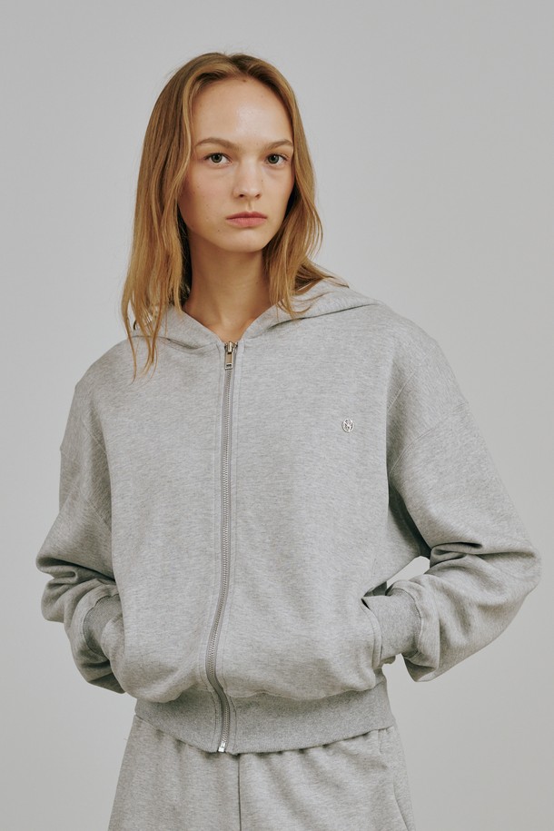 에센셜 후드 집업 셋업 - 멜란지 그레이는 베이직하고 캐주얼한 스타일의 후드 집업입니다. 멜란지 그레이 컬러로 제작되어 어떤 옷에도 쉽게 매치할 수 있으며, 일상생활에서 편안하게 착용하기 좋습니다. 봄, 가을 시즌에 적합하며, 릴랙스 핏으로 편안한 착용감을 선사합니다. 동네 마실룩이나 산책룩으로 활용하기 좋으며, 미니멀한 스타일을 선호하는 분들께 추천합니다.
