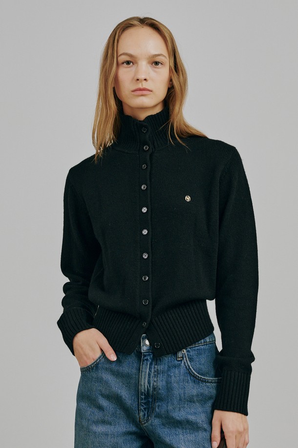 **터틀넥 울 가디건 - 블랙**

부드러운 촉감의 터틀넥 울 가디건입니다. 봄, 가을, 겨울 계절에 착용하기 좋으며, 캐주얼하면서도 모던한 스타일을 연출합니다. 레귤러 핏으로 편안하게 착용 가능하며, 버튼업 스타일로 칼라를 접어 다양한 연출이 가능합니다. 블랙 컬러에 무지 디자인으로 어떤 옷에도 쉽게 코디할 수 있으며, 출근룩이나 겨울 데일리룩으로 활용하기 좋습니다. 신축성이 있어 활동성이 좋고, 비침 걱정 없이 착용할 수 있습니다.
