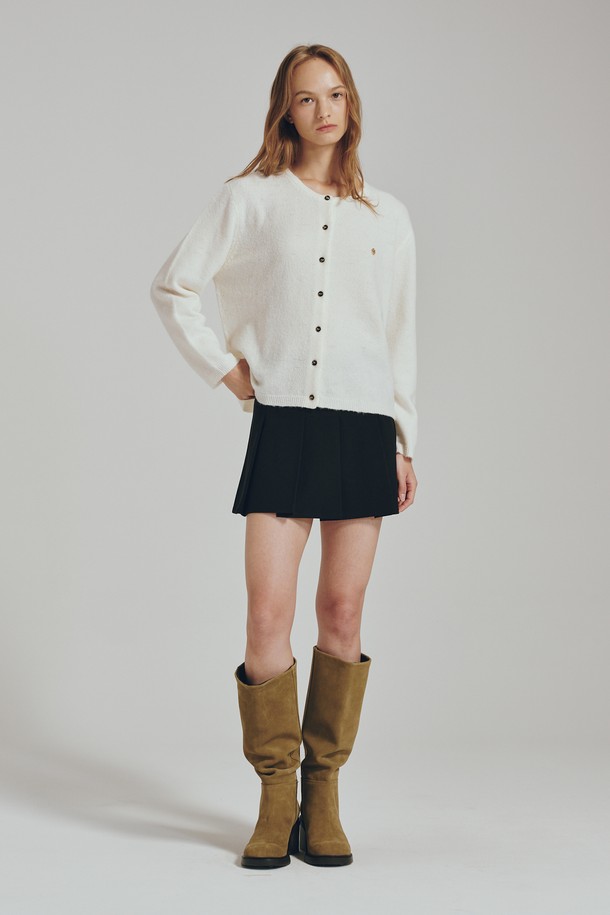 아이보리 컬러의 울 라운드 소프트 가디건입니다. 부드러운 촉감과 가벼운 착용감으로 편안하게 즐길 수 있으며, 봄, 가을, 겨울 계절에 폭넓게 활용 가능합니다. 라운드 넥과 레귤러 핏으로 미니멀하고 모던한 스타일을 연출하며, 데이트룩, 카페룩 등 다양한 TPO에 잘 어울립니다. 울 혼방 소재로 고급스러운 외관을 자랑하며,  무지 디자인으로 어떤 옷에도 쉽게 매치할 수 있습니다. 베이직하면서도 세련된 분위기를 연출하여 데일리룩으로 활용하기 좋습니다.
