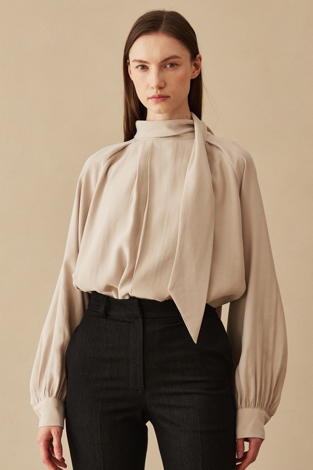 투턱 스카프 블라우스 - 베이지는 우아하고 클래식한 무드를 선사하는 여성 블라우스입니다. 레이온과 폴리에스테르 혼방 소재로 제작되어 부드러운 촉감을 느끼실 수 있으며, 봄, 가을에 착용하기 좋습니다. 루즈핏의 긴소매 디자인에 스카프넥이 더해져 세련된 분위기를 연출하며, 투턱 디테일이 은은한 포인트를 더합니다. 오피스룩, 모임룩, 데이트룩 등 다양한 TPO에 활용 가능하며, 미니멀, 클래식, 로맨틱 스타일을 즐겨 입는 분들께 추천합니다. 베이지 컬러는 어떤 하의와도 잘 어울려 활용도가 높습니다.
