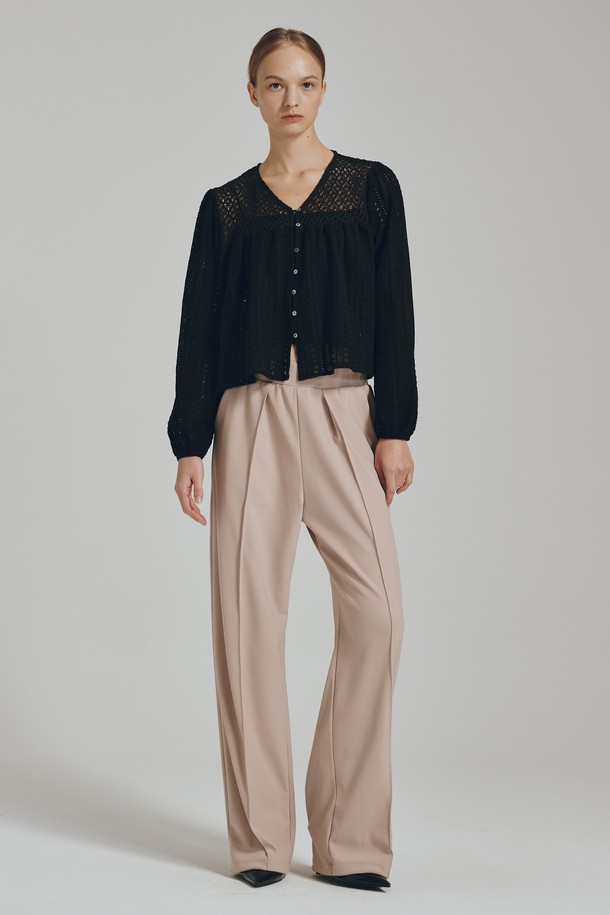 블랙 브이넥 펀칭 블라우스는 여성스러운 분위기를 연출하는 상의입니다. 봄, 여름에 어울리는 레귤러 핏의 긴소매 블라우스로, 브이넥 디자인과 펀칭 디테일이 특징입니다. 폴리에스테르와 면 혼방 소재로 제작되어 부드러운 촉감과 통기성을 제공하며, 중간 두께감으로 편안하게 착용할 수 있습니다. 데이트룩, 카페룩 등 다양한 TPO(Time, Place, Occasion)에 활용 가능하며, 클래식, 미니멀, 시크 스타일을 선호하는 분들께 추천합니다. 신축성은 거의 없으며, 반투명하여 은은한 멋을 더합니다.
