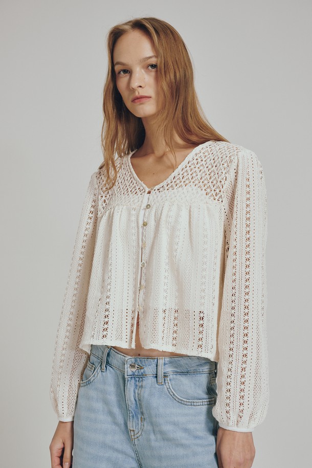 크림 컬러의 브이넥 펀칭 블라우스는 여성스러운 스타일을 강조하는 상의입니다. 봄, 여름 계절에 어울리는 디자인으로, 페미닌하고 베이직한 스타일을 선호하는 분들께 적합합니다. 레귤러 기장의 긴소매 블라우스로, 부드러운 촉감의 폴리에스테르와 면 혼방 소재로 제작되어 편안하게 착용할 수 있습니다. 펀칭과 레이스 디테일이 돋보이며, 브이넥 라인으로 여성스러운 분위기를 더했습니다. 데이트룩, 카페룩, 모임룩 등 다양한 TPO에 클래식하고 미니멀한 스타일을 연출해보세요.
