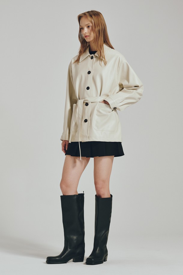 벨티드 레더 재킷 - 크림은 여성 고객을 위한 아우터입니다. 봄, 가을에 적합하며, 미니멀하고 클래식한 스타일을 연출합니다. 부드러운 폴리우레탄과 레이온 혼방 소재로 제작되었으며, 중간 두께감으로 편안하게 착용할 수 있습니다. 릴랙스 핏에 7부 소매 기장, 싱글 버튼 여밈, 벨트 디테일, 넓은 포켓, 하단 골드 로고, 안감 처리, 신축성 없음 등의 특징을 갖췄습니다. 데이트룩, 모임룩에 잘 어울리며, 클래식, 미니멀, 시크한 스타일을 완성합니다.
