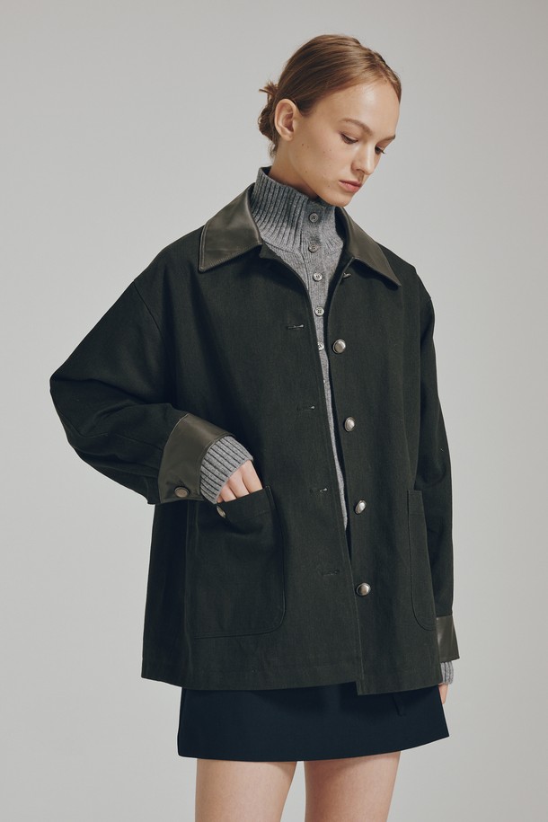 다크 그레이 컬러의 코튼 레더 워크 재킷입니다. 봄, 가을에 착용하기 좋은 이 재킷은 캐주얼, 베이직 스타일을 연출하기에 적합하며, 데이트룩, 가을 나들이룩에 매치하기 좋습니다. 고밀도 코튼 원단과 바이오워싱 가공, 고급 메탈 버튼, 레더 디테일이 돋보입니다. 릴랙스 핏에 중간 두께감으로 편안한 착용감을 선사하며, 부드러운 촉감이 특징입니다. 무지 디자인에 넉넉한 핏으로 어떤 스타일에도 잘 어울립니다.
