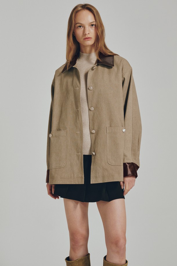 코튼 레더 워크 재킷 - 베이지는 여성용 아우터로, 봄, 가을에 적합한 워크 재킷입니다. 부드러운 촉감의 면과 인조 가죽 소재로 제작되었으며, 릴랙스 핏의 중간 두께감으로 편안하게 착용할 수 있습니다. 캐주얼, 베이직 스타일을 연출하기 좋으며, 데이트룩, 쇼핑룩에 매치하기 좋습니다. 메탈 버튼 디테일과 레더 트림 장식이 포인트이며, 무지 디자인에 하프 기장으로 다양한 스타일링이 가능합니다.
