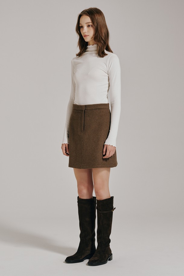 **울 미니 스커트 - 브라운**

가을, 겨울 시즌에 어울리는 여성용 울 미니 스커트입니다. 부드러운 촉감의 울 소재로 제작되어 따뜻하고 편안하게 착용할 수 있습니다. 베이직하고 미니멀한 디자인에 A라인 핏으로, 다양한 상의와 매치하여 데이트룩, 모임룩, 출근룩 등 다채로운 스타일을 연출할 수 있습니다. 기본 디자인과 심플한 실루엣으로 유행을 타지 않아 오랫동안 활용 가능합니다. 브라운 컬러의 무지 패턴으로 어떤 옷에도 쉽게 코디할 수 있는 활용도 높은 아이템입니다.
