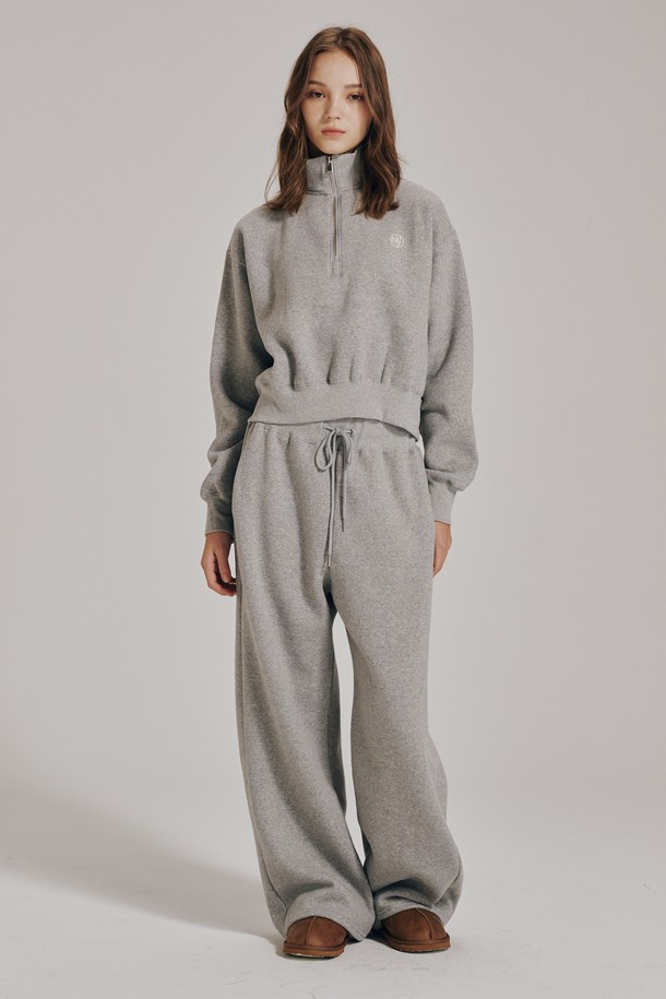 [기모] 하프 집업 크롭 스웻셔츠는 캐주얼하고 미니멀한 스타일을 연출하기 좋은 여성 상의입니다. 멜란지 그레이 컬러의 무지 디자인으로, 가을과 겨울에 따뜻하게 착용할 수 있습니다. 부드러운 기모 안감과 두꺼운 두께감으로 포근한 착용감을 선사하며, 하프넥과 하프 집업 디테일이 특징입니다. 레귤러핏 크롭 기장으로 제작되어 편안하면서도 스타일리시한 룩을 완성하며, 집콕룩이나 산책룩으로 활용하기 좋습니다. 긴 소매 기장으로 보온성을 높였습니다.
