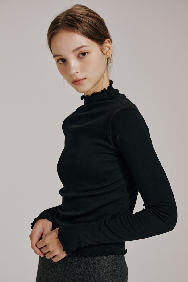 세련된 분위기를 연출하는 프릴 하프넥 티셔츠 (블랙)입니다. 부드러운 면 소재로 제작되어 편안한 착용감을 선사하며, 슬림핏 디자인으로 여성스러운 실루엣을 강조합니다. 하프넥 라인과 프릴 디테일이 더해져 베이직하면서도 여성스러운 포인트를 더했습니다. 봄, 가을, 겨울 계절에 활용 가능하며, 출근룩 또는 데이트룩으로 미니멀, 클래식, 걸리시 스타일을 연출하기 좋습니다. 긴 소매 기장으로 간절기에도 따뜻하게 착용할 수 있습니다.
