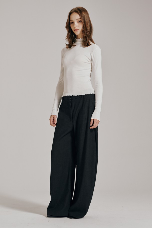 아이보리 컬러의 프릴 하프넥 티셔츠입니다. 부드러운 면 소재로 제작되어 편안한 착용감을 선사하며, 봄, 가을 시즌에 적합합니다. 레귤러 핏에 긴 소매 기장으로 여성스러운 실루엣을 연출합니다. 하프넥 디자인과 프릴 디테일이 페미닌한 무드를 더해 데이트룩, 모임룩, 클래식 또는 미니멀 스타일 모두에 잘 어울립니다. 얇은 두께감으로 간절기에도 부담 없이 착용하기 좋습니다.
