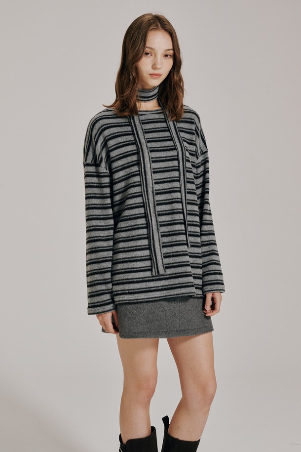 그레이 컬러의 스트라이프 스카프 니트 티셔츠입니다. 하프넥 디자인에 긴 소매 기장으로, 가을과 겨울철에 따뜻하게 착용하기 좋습니다. 부드러운 니트 소재로 제작되어 편안한 착용감을 선사하며, 루즈핏으로 캐주얼하고 베이직한 스타일을 연출합니다. 스카프 디테일이 더해져 포인트를 주어 출근룩을 포함한 다양한 일상 룩에 활용하기 좋습니다. 두꺼운 두께감으로 보온성을 높였습니다.
