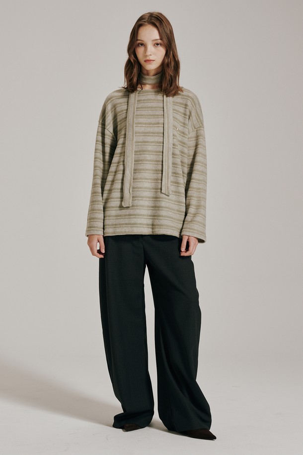 싱그러운 그린 컬러가 돋보이는 스트라이프 스카프 니트 티셔츠입니다. 부드러운 니트 소재로 제작되어 편안한 착용감을 선사하며, 레귤러핏으로 자연스러운 실루엣을 연출합니다. 간절기에 활용하기 좋은 얇은 두께감과 긴 소매 기장으로, 캐주얼한 무드를 더해줍니다. 스카프넥 디자인과 스트라이프 패턴이 만나 미니멀하면서도 클래식한 스타일을 완성합니다. 일상에서 세련된 포인트를 더할 수 있는 여성 니트 티셔츠입니다.
