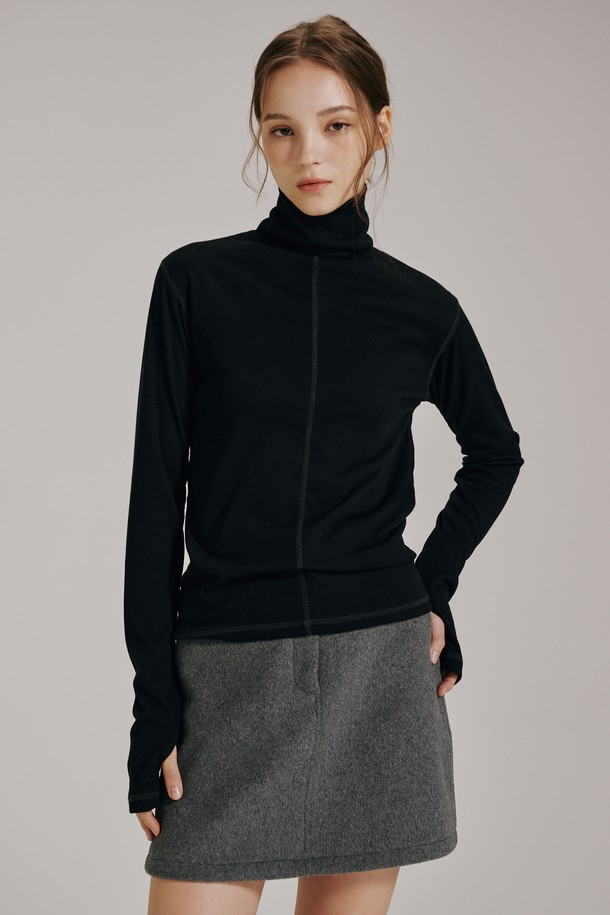 블랙 컬러의 스티치 터틀넥 워머 티셔츠입니다. 부드러운 면 소재로 제작되어 포근한 착용감을 선사하며, 가을/겨울 시즌에 적합합니다. 레귤러핏에 긴소매, 무지 패턴으로 미니멀하고 베이직한 스타일을 연출합니다. 두꺼운 두께감과 보온 기능을 갖춰 추운 날씨에도 따뜻하게 입을 수 있으며, 워머 디테일이 돋보입니다. 클래식하면서도 스타일리시한 룩을 완성해보세요.
