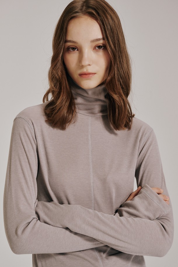 모던한 감각을 더한 스티치 터틀넥 워머 티셔츠입니다. 부드러운 면 소재에 도톰한 두께감으로 가을, 겨울철 따뜻하게 착용하기 좋습니다. 베이직한 디자인에 스티치 디테일로 포인트를 주어 클래식, 미니멀, 캐주얼 등 다양한 스타일을 연출할 수 있습니다. 출근룩, 모임룩 등 TPO에 구애받지 않고 활용 가능한 실용적인 아이템입니다. 레귤러핏으로 편안하게 착용 가능하며, 워머 기능으로 목을 따뜻하게 감싸줍니다.
