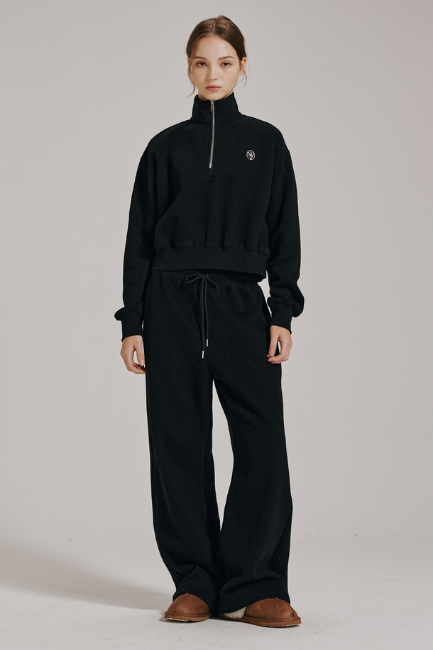 [기모] 하프 집업 크롭 스웻셔츠 셋업 - 블랙은 캐주얼, 스포티한 스타일의 여성 의류입니다. 가을, 겨울에 착용하기 좋은 두꺼운 두께감의 기모 소재로 제작되어 부드러운 촉감을 선사하며, 보온성을 높였습니다. 하프넥 디자인과 크롭 기장의 스웻셔츠 상의와 레귤러핏 하의가 셋업으로 구성되어 있어 집콕룩, 산책룩 등 다양한 일상 상황에서 활용하기 좋습니다. 무지 디자인에 블랙 컬러로 미니멀한 매력을 더하여 어떤 스타일에도 쉽게 매치할 수 있습니다. 긴소매와 집업 여밈 방식으로 편안함과 활동성을 동시에 갖췄습니다.
