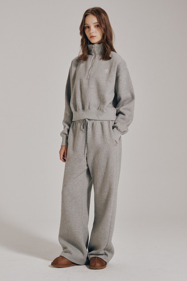 따뜻하고 포근한 [기모] 하프 집업 크롭 스웻셔츠 셋업 - 멜란지 그레이입니다. 부드러운 기모 안감으로 가을, 겨울철에도 따뜻하게 착용 가능하며, 일상복뿐만 아니라 집콕룩, 산책룩으로도 활용하기 좋습니다. 크롭 기장과 루즈핏으로 트렌디한 스타일을 연출하며, 하프넥 디자인이 포인트를 더합니다. 멜란지 그레이 컬러의 무지 디자인으로 어떤 스타일에도 쉽게 매치할 수 있으며, 캐주얼, 스포티, 미니멀한 무드를 연출하기에 좋습니다. 집업 방식으로 편안하게 착용할 수 있는 실용적인 셋업입니다.
